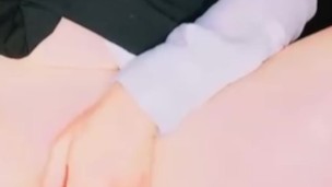 Rica nalgona vestida de colegiala se da placer