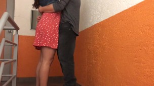 Su novio la deja plantada y yo me la cojo afuera de mi casa