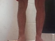 Hombre se calienta mientras se baña parte 1