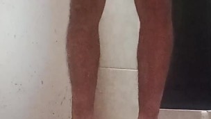 Hombre se calienta mientras se baña parte 1