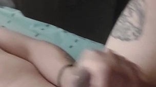 Chico tatuado se masturba un poquito