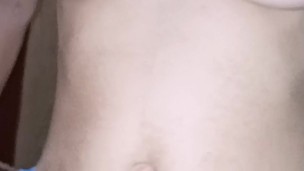 LE PEGO EN LAS TETAS MIENTRAS BRINCA BIEN RICO EN MI VERGA