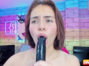 Abbycachonda haciendo mamadas con su dildo en la webcam 15/16