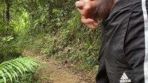 森の中で発射を試みる
