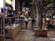 Rubia Tetona Sara Blonde es vista en discoteca, seducida y follada por seguidor afortunado 2/16