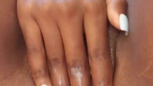 Flagrando minha stepsister se tocando gostoso