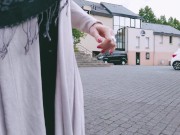 MILF exhibe sa chatte dans la rue 4/16