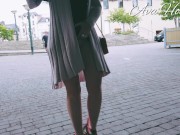 MILF exhibe sa chatte dans la rue 9/16