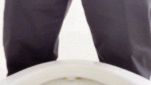 【真正面】仕事中に公衆トイレでオシッコ動画撮影！！