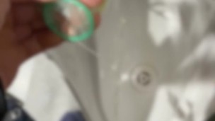 おしっこ動画 公衆トイレでおしっこ！コンドームを使って出しちゃった