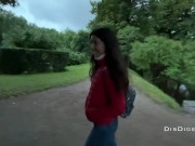 Подцепил девку в парке и быстро трахнул её в кустах