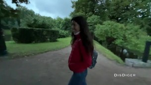 Подцепил девку в парке и быстро трахнул её в кустах