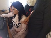 SE LA CHUPO A MI PADRASTRO MIENTRAS EMITO