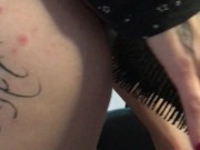 enfiou a escova no cuzinho 10/16