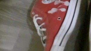 Je me branle sur mes converse