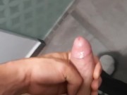 En el baño y mi hermanastra afuera