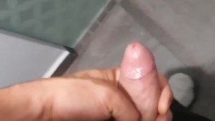 En el baño y mi hermanastra afuera