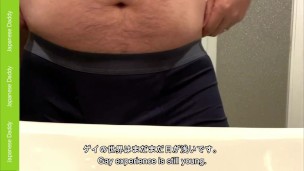 元ラガーマン、既婚パパが洗面台にひっかけてオナニー