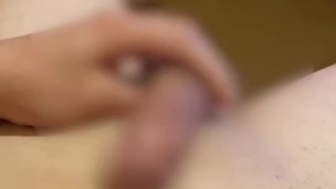 【日本人素人動画】エロビデ見ながらおちんちんフリフリ