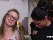 Ersties: Cataleya leckt Holly's enge Muschi 3/16