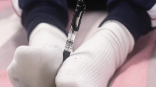 【小連同學】白襪男生5 用筆戳戳白襪脚~