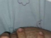 Joven muy caliente jugando solo