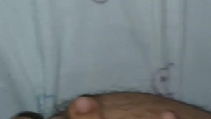 Joven muy caliente jugando solo