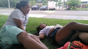 dandonos placer en parque publico