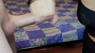 Pompino con gola profonda fatto in casa con sborrata in faccia bocca e occhiali.