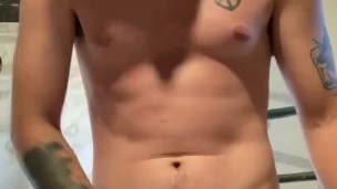 Tocándome y mirándome, me excita mucho