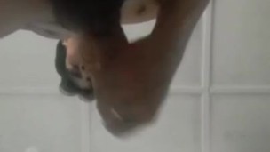 Gran pollo expulsa semen y derrama la camara