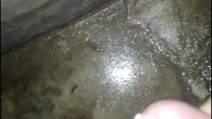 Hasta que jalo la polla y se me viene la leche.