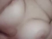 Blanquita de tetas grandes y su vibrador