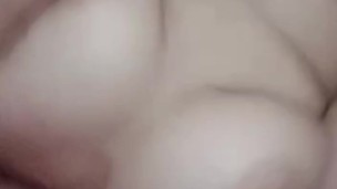 Blanquita de tetas grandes y su vibrador