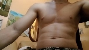 彼のリビング ルームに座っているフィットネス男の xxx ビデオ