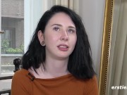 Ersties: Junge Studentin Joana besorgt es sich mit ihrem Lieblingsspielzeug 11/16