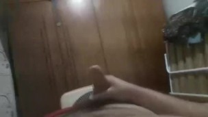 Garoto branco batendo punheta e gozando