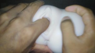 Papi a su chica para tocar su apretado coño, ¡shhh! Cállate muñeca sexual