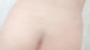 Me pongo caliente en el baño de la casa de mi primo