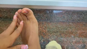 Dame leche en los pies traducido (Adoracion de Pies)