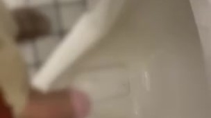 【日本人おしっこ動画】公衆トイレでおしっこ！ジョロジョロ出ちゃう！
