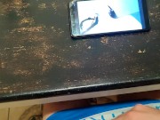 Поругался с женщиной и пошел мастурбировать на кухню, оставил на утро сюрприз 😈 7/16