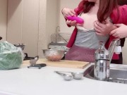 料理中の彼女の胸を後ろから揉みまくってウーマナイザーの吸うやつで乳首を攻めまくったら喘ぎ声がすごい 素人カップル/日本人/個人撮影 16/16