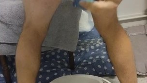 Homme fontaine orgasme. Gode. Masturbation
