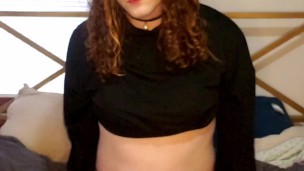 Garota trans se ordenha por trás. Gozando na minha cama curvada.