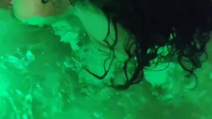 Marito e moglie italiana scopano nella Jacuzzi di un motel