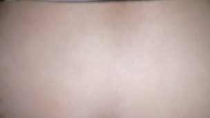 Mi novia con vestido a rallas cogiendo en cuatro en cama de mis 