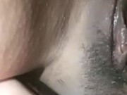 Milf puta, voy al baño y no resisto tocarme las tetas