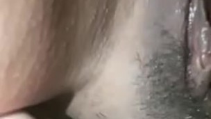 Milf puta, voy al baño y no resisto tocarme las tetas