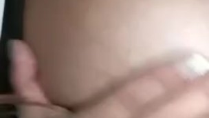 Milf puta, voy al baño y no resisto a mi kg de teta de c/una.. de paso me toco